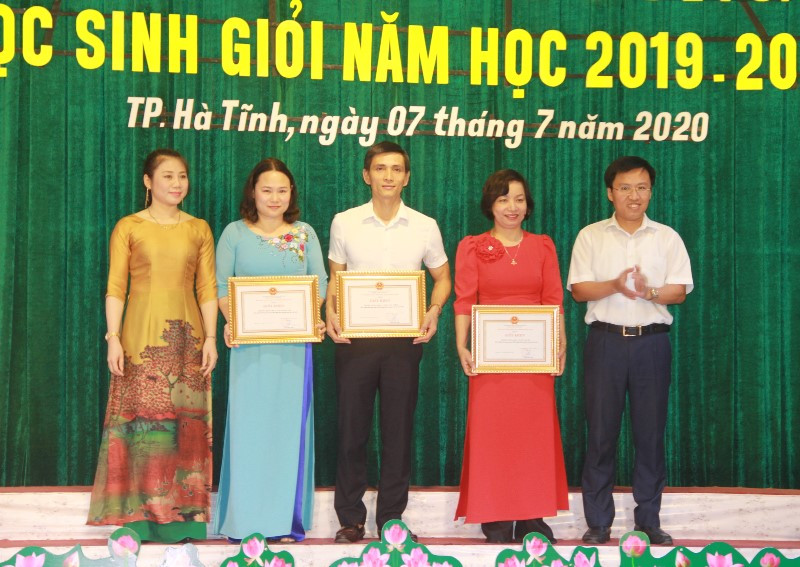 TP Hà Tĩnh tuyên dương gần 200 học sinh, giáo viên xuất sắc ảnh 2
