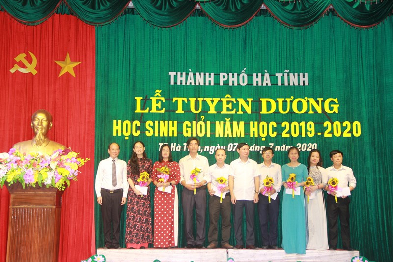 TP Hà Tĩnh tuyên dương gần 200 học sinh, giáo viên xuất sắc ảnh 1