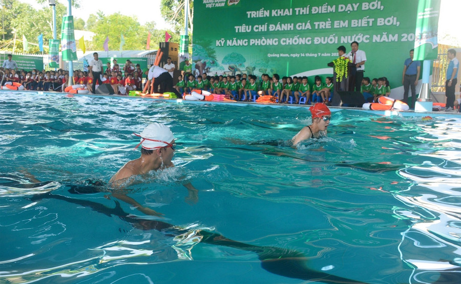 Gần 1000 học sinh tập luyện môn bơi, phòng chống đuối nước tại Quảng Nam