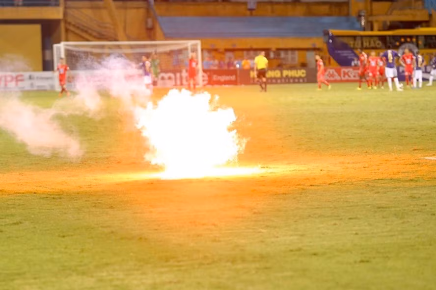 Hà Nội và chuyện ứng xử với pháo sáng tại Hàng Đẫy