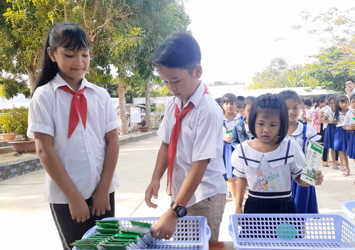 Niềm vui nhân đôi của trẻ em Trà Vinh: Quay lại trường và uống sữa học đường ảnh 2