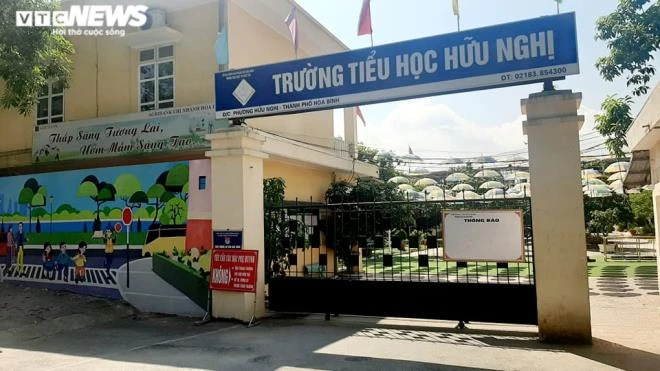 Camera ghi lại cảnh phụ huynh hành hung học sinh lớp 1