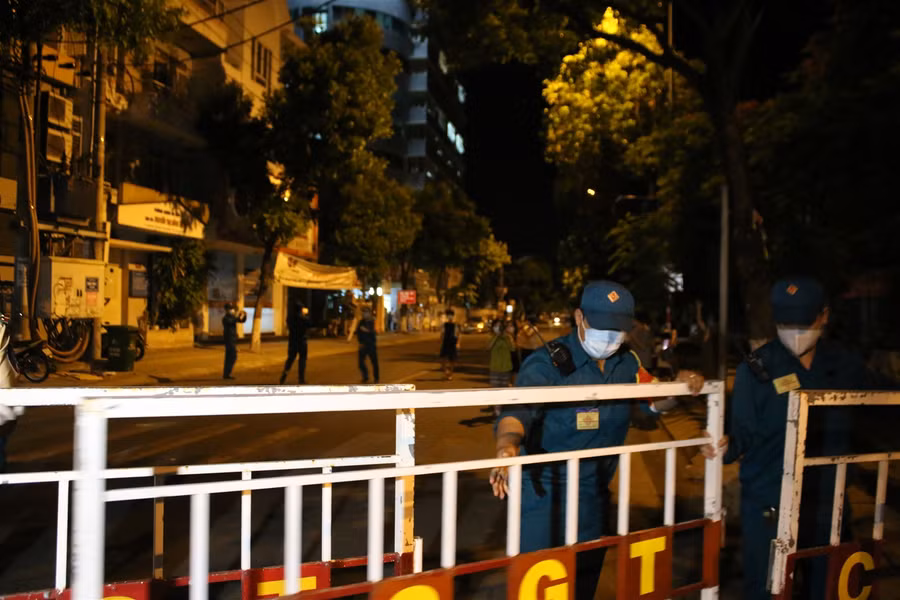 Bác sĩ vỗ tay hát mừng thời khắc dỡ bỏ phong tỏa Bệnh viện Chỉnh hình và phục hồi chức năng Đà Nẵng ảnh 2