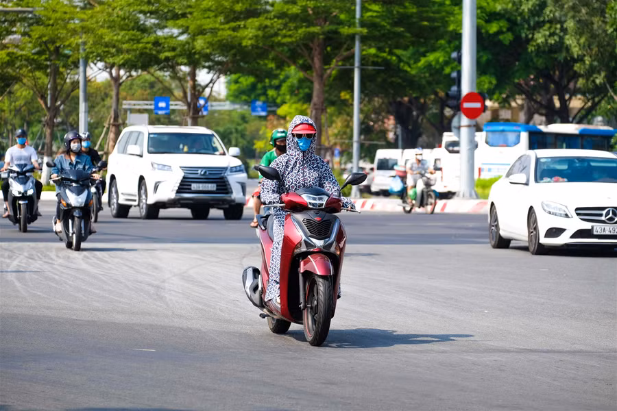 Người dân Đà Nẵng tìm cách “trốn” nắng nóng ảnh 2