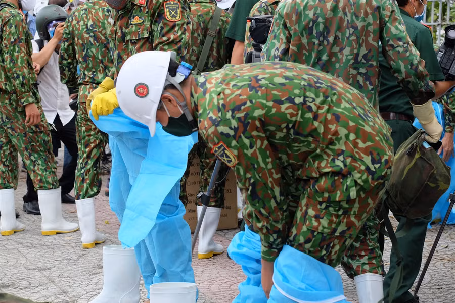 Cận cảnh chiến sĩ Binh chủng hóa học khử khuẩn khu vực Sơn Trà ảnh 3