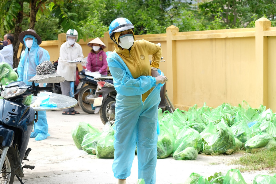 Cận cảnh "tiếp viện" người dân vùng bị phong tỏa ảnh 4