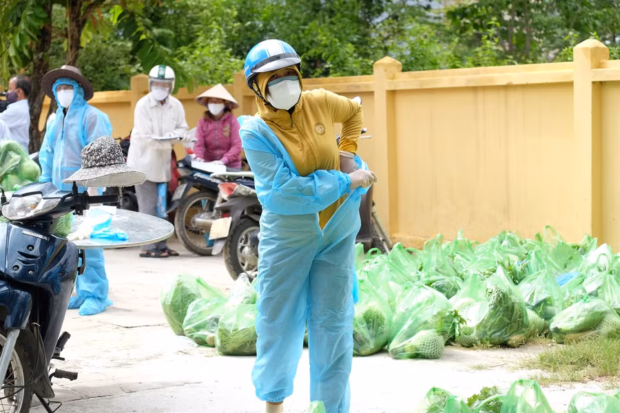 Cận cảnh "tiếp viện" người dân vùng bị phong tỏa ảnh 4