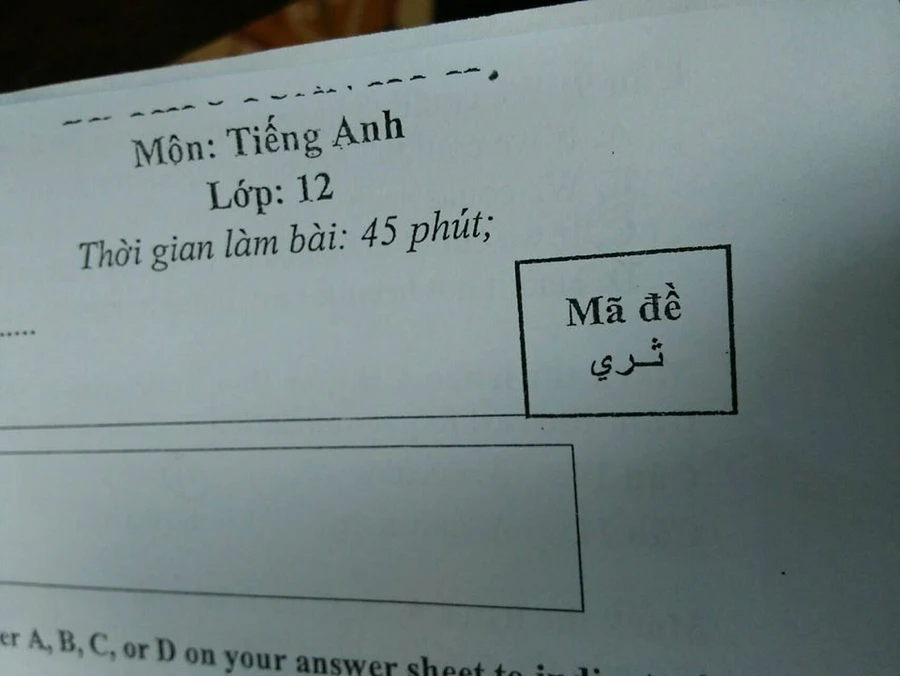 Cầm tờ đề kiểm tra 1 tiết môn tiếng Anh, cả lớp được phen cười ngất