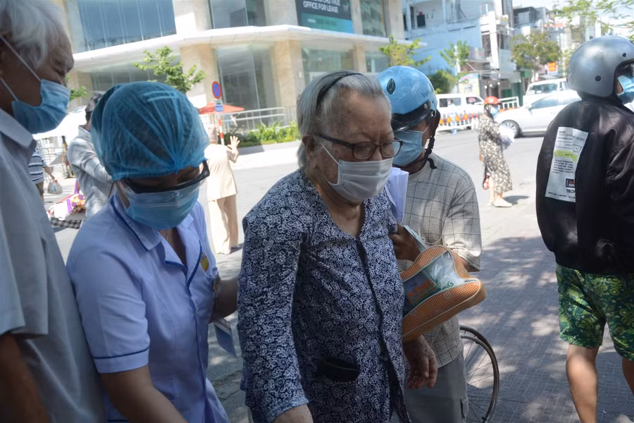Y bác sĩ Bệnh viện C Đà Nẵng bật khóc khi dỡ bỏ phong tỏa ảnh 1