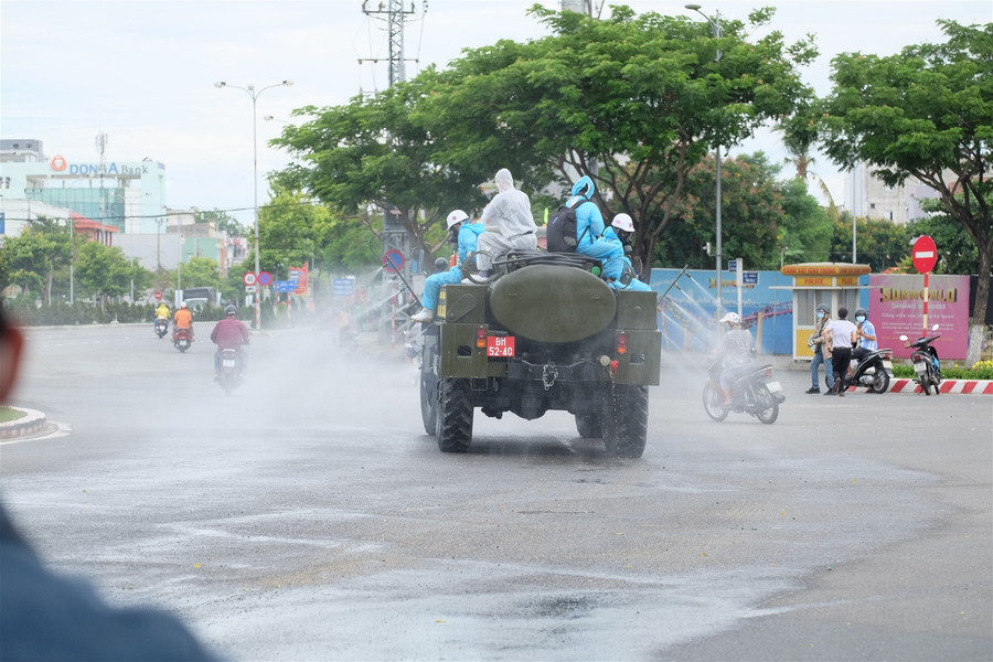 Cận cảnh chiến sĩ Binh chủng hóa học khử khuẩn khu vực Sơn Trà ảnh 8