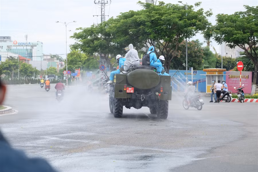 Cận cảnh chiến sĩ Binh chủng hóa học khử khuẩn khu vực Sơn Trà ảnh 8