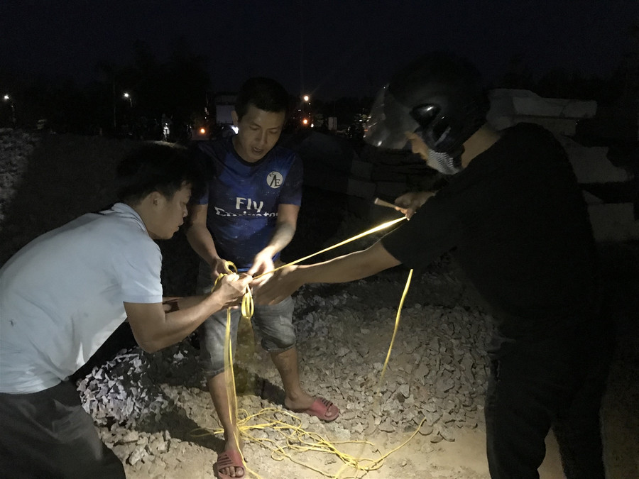 Tìm thấy thi thể 2 trong 5 nạn nhân mất tích vụ lật ghe trên sông Thu Bồn ảnh 4