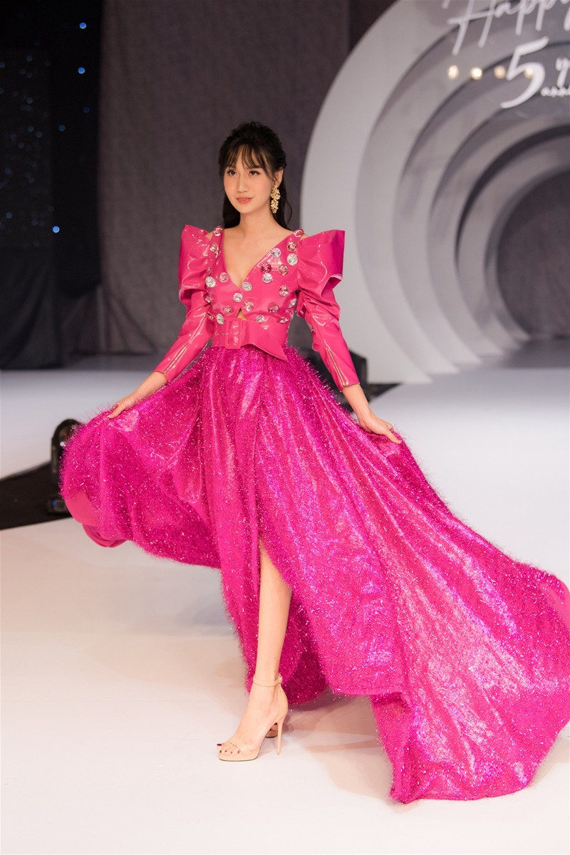 Ca sĩ Lynk Lee làm vedette trên sàn catwalk ảnh 1 Ca sĩ Lynk Lee làm vedette trên sàn catwalk ảnh 1