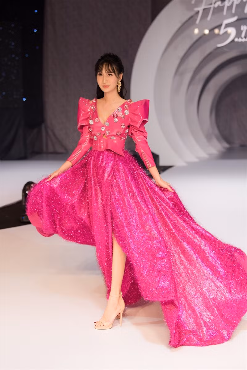 Ca sĩ Lynk Lee làm vedette trên sàn catwalk ảnh 1