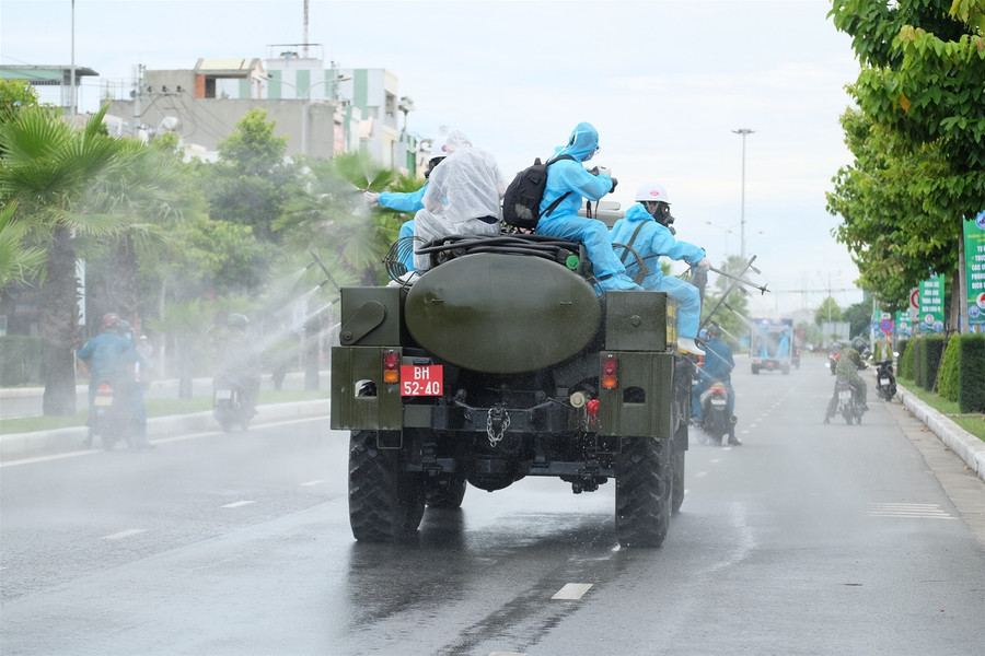 Cận cảnh chiến sĩ Binh chủng hóa học khử khuẩn khu vực Sơn Trà ảnh 7