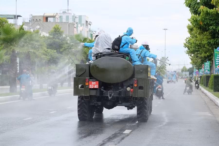Cận cảnh chiến sĩ Binh chủng hóa học khử khuẩn khu vực Sơn Trà ảnh 7