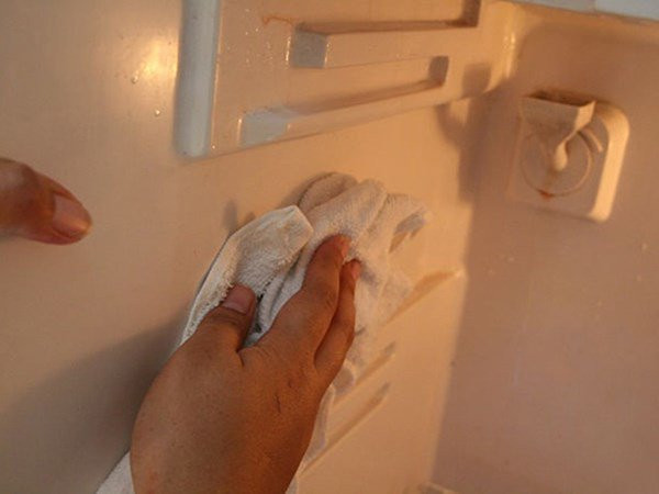 Cách làm sạch ngăn đá tủ lạnh nhanh gọn trong 5 phút, thơm nức cả tuần