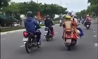 Tranh cãi cách chở 3 con đi học trên xe máy "bá đạo" của người mẹ