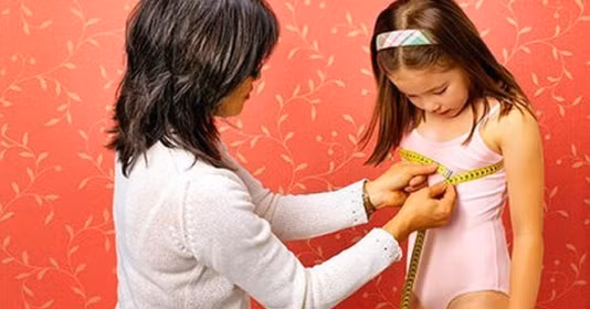 Con gái 3 tuổi dậy thì sớm do lọ mỹ phẩm yêu thích của mẹ