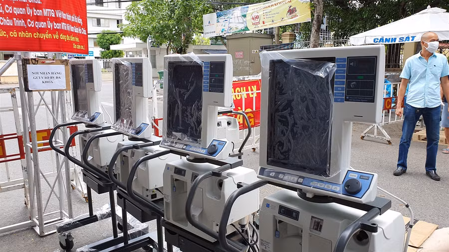 Hỗ trợ 3.000 bộ bảo hộ y tế, 150 giường xếp cho lực lượng chống dịch COVID-19 ảnh 2