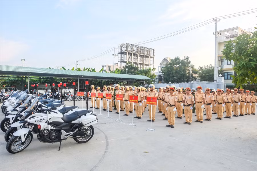 Đà Nẵng: CSGT đồng loạt ra quân tổng kiểm soát các loại xe ảnh 2