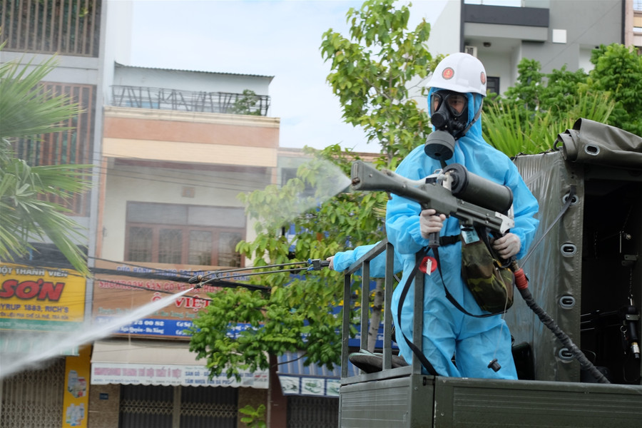 Cận cảnh chiến sĩ Binh chủng hóa học khử khuẩn khu vực Sơn Trà ảnh 9