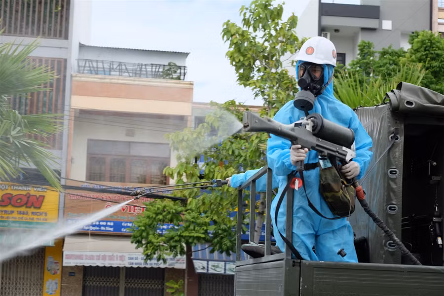 Cận cảnh chiến sĩ Binh chủng hóa học khử khuẩn khu vực Sơn Trà ảnh 9