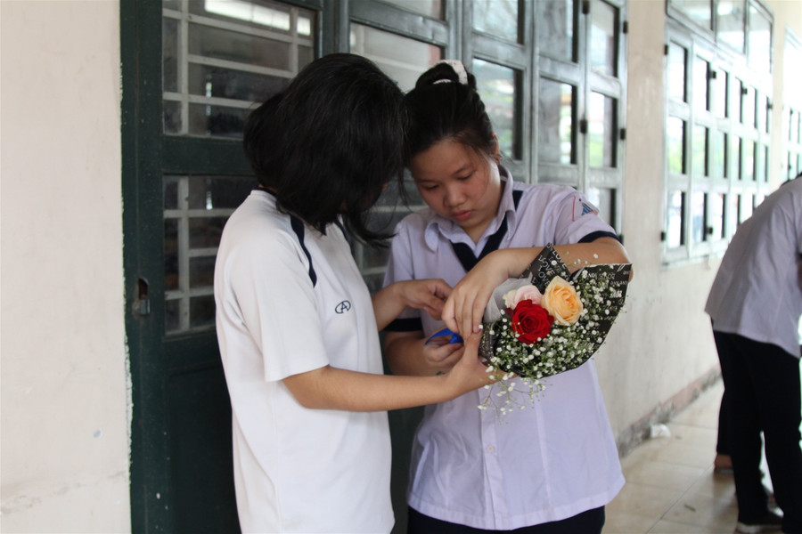 Lễ tri ân đặc biệt, học sinh chia tay thầy cô ngay trong lớp học ảnh 3