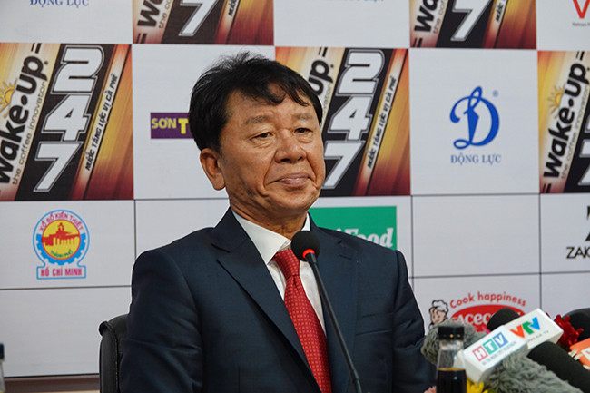 V-League "đánh bật" thầy ngoại: Tàn khốc hay thiếu chuyên nghiệp