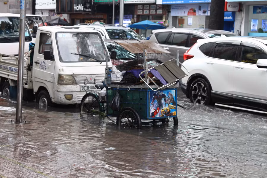 TP.HCM: Nhiều tuyến đường ngập nặng, kẹt xe sau mưa lớn ảnh 2