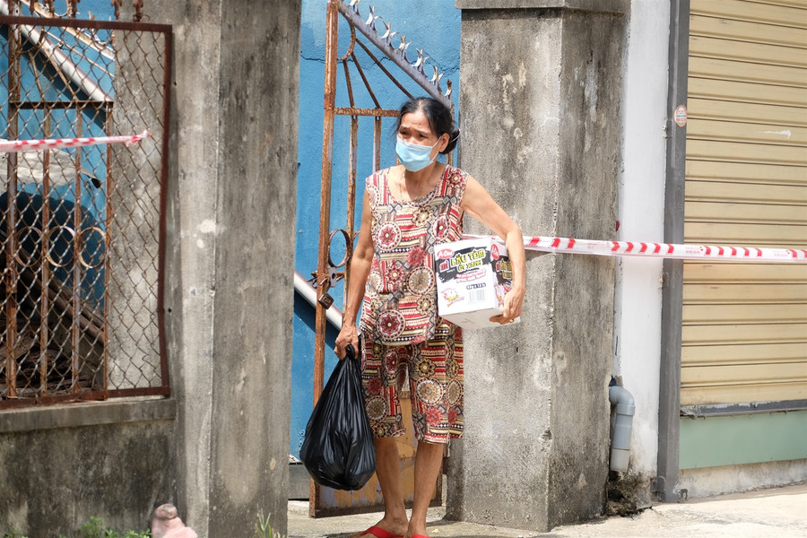 Cận cảnh "tiếp viện" người dân vùng bị phong tỏa ảnh 8