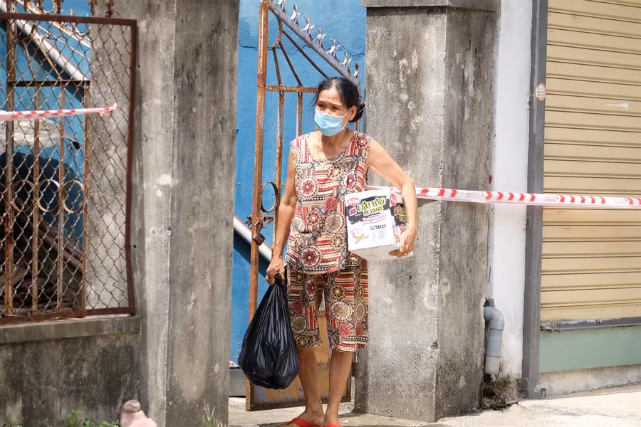 Cận cảnh "tiếp viện" người dân vùng bị phong tỏa ảnh 8