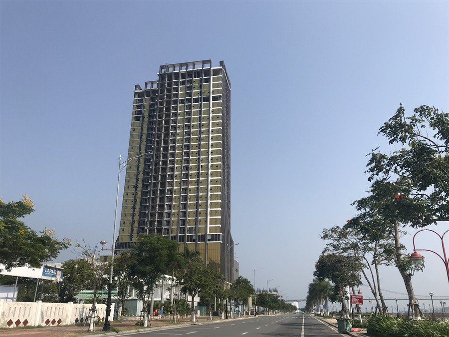 Chủ tịch Đà Nẵng yêu cầu xử lý vụ tòa nhà lắp kính phản quang gây “lóa mắt” ảnh 1