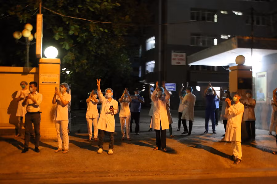 Bác sĩ vỗ tay hát mừng thời khắc dỡ bỏ phong tỏa Bệnh viện Chỉnh hình và phục hồi chức năng Đà Nẵng ảnh 6