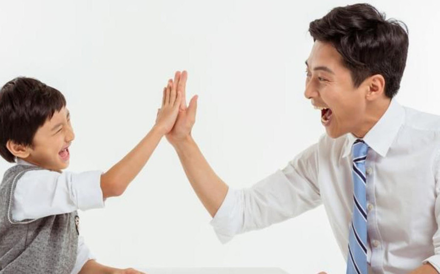 Cha mẹ ngừng ngay câu cửa miệng “đàn ông phải thế” khi dạy con trai