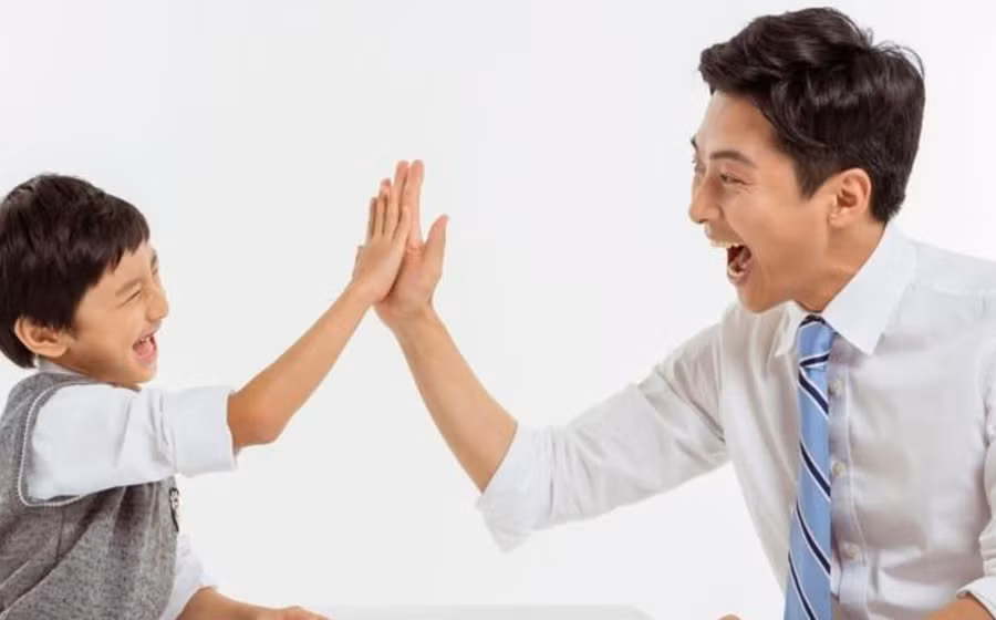 Cha mẹ ngừng ngay câu cửa miệng “đàn ông phải thế” khi dạy con trai