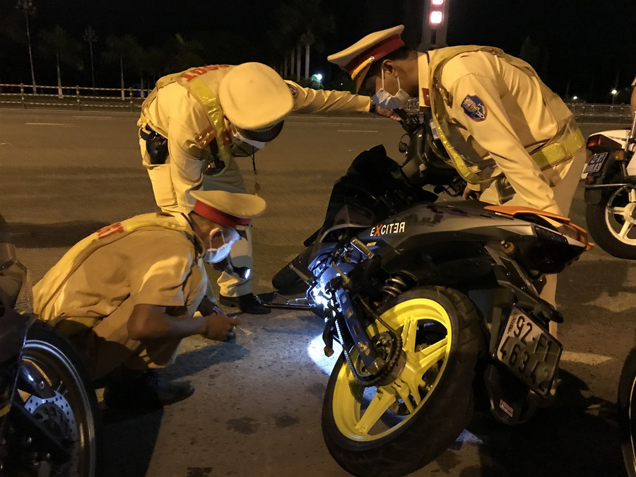 Xuyên đêm theo chân cảnh sát giao thông Đà Nẵng trấn áp đua xe ảnh 4