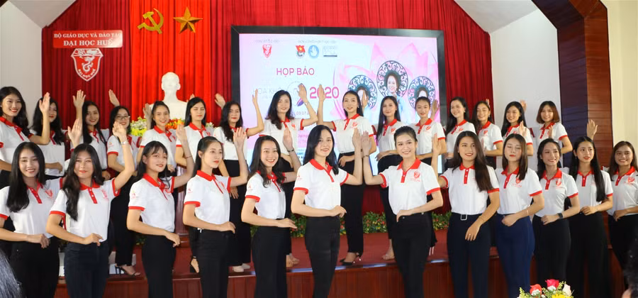 Nữ sinh Đại học Huế tỏa sáng cùng tri thức ảnh 1