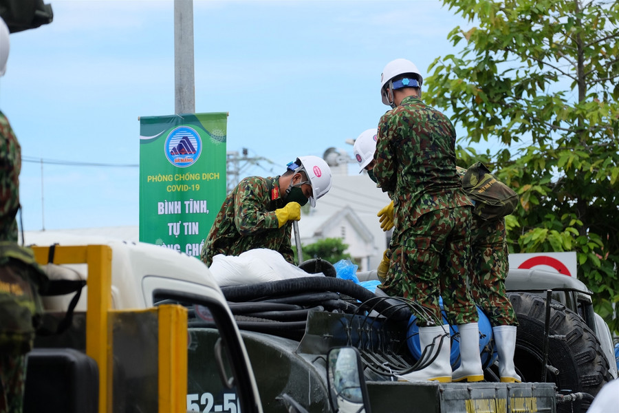 Cận cảnh chiến sĩ Binh chủng hóa học khử khuẩn khu vực Sơn Trà ảnh 1