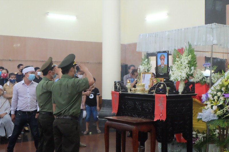 Đà Nẵng: Nghẹn ngào buổi lễ truy điệu 2 công an hy sinh ảnh 6
