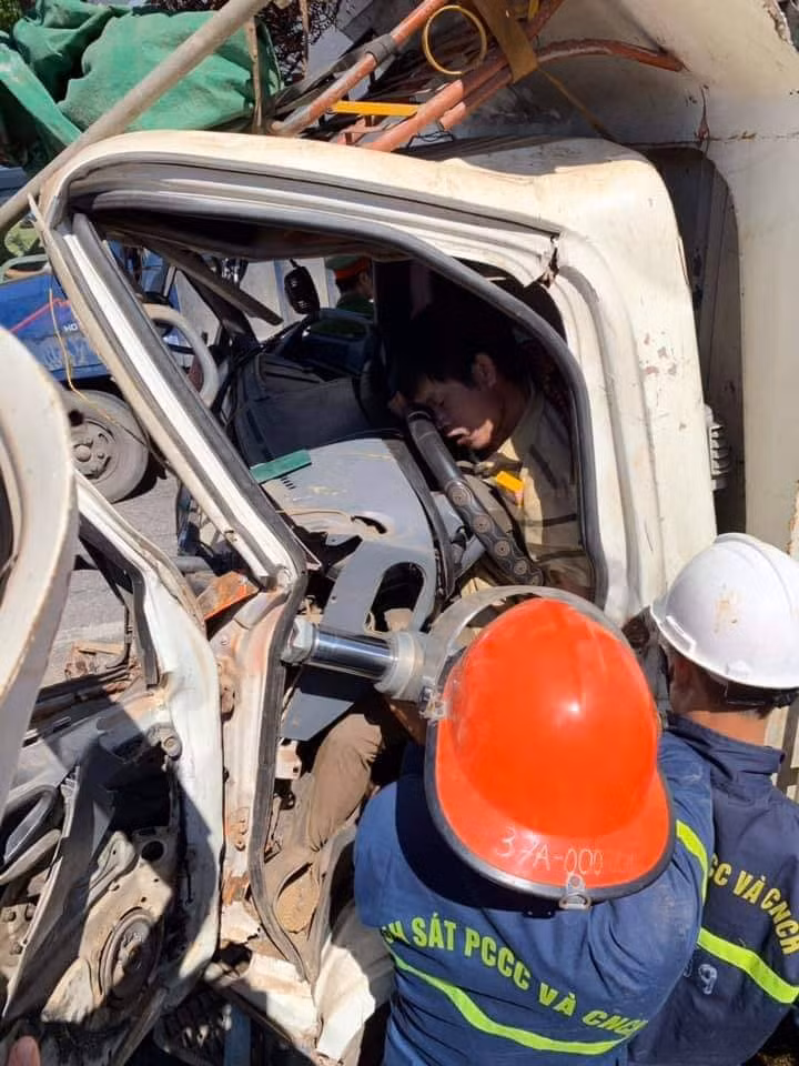 Nghệ An: Tài xế xe tải tử vong trong ca bin bẹp rúm ảnh 2