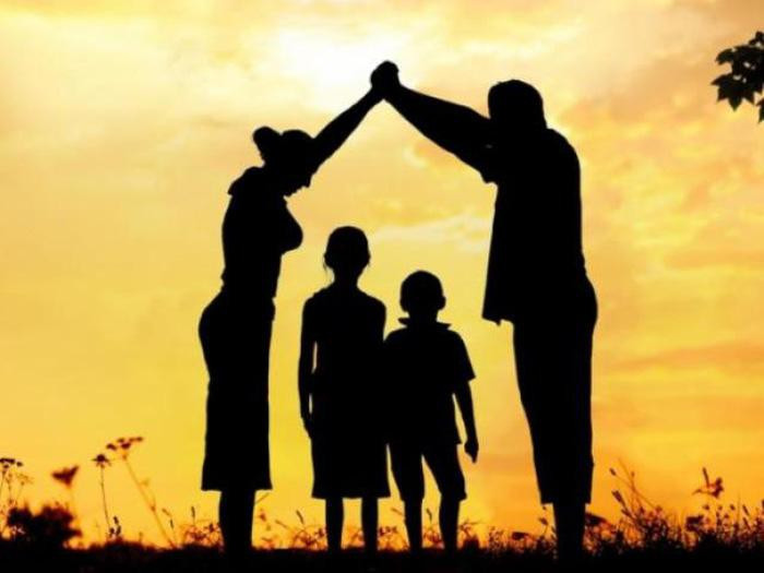 Làm điều bí mật cho anh trai, cậu em bật khóc khi thấy bóng người trong đêm