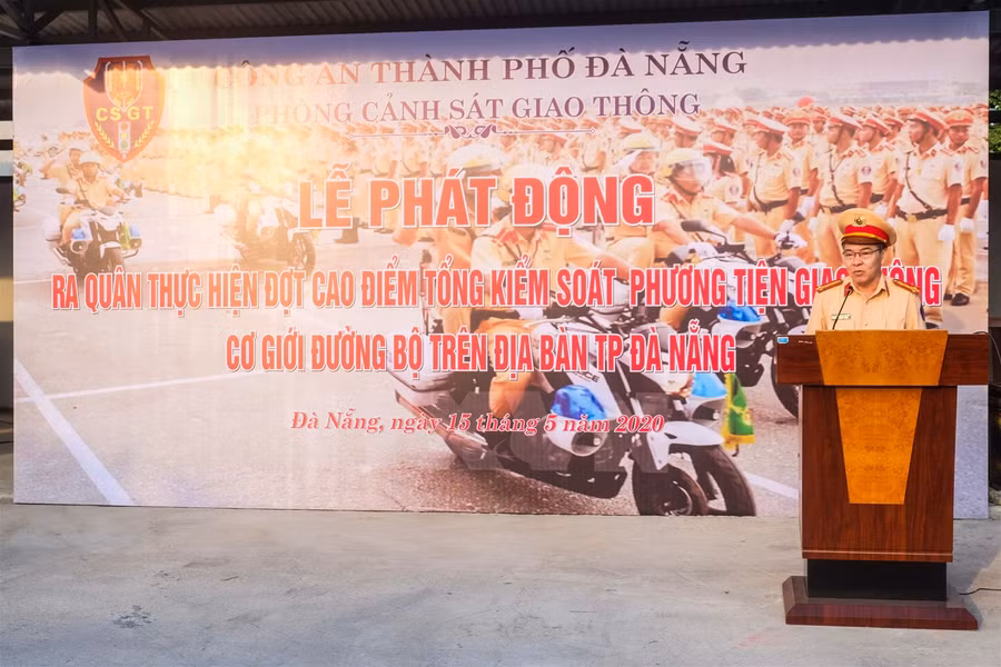 Đà Nẵng: CSGT đồng loạt ra quân tổng kiểm soát các loại xe ảnh 4