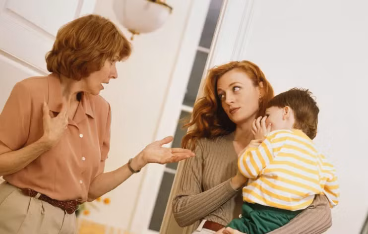 Mẹ chồng, nàng dâu tranh cãi "nảy lửa" chuyện dạy trẻ