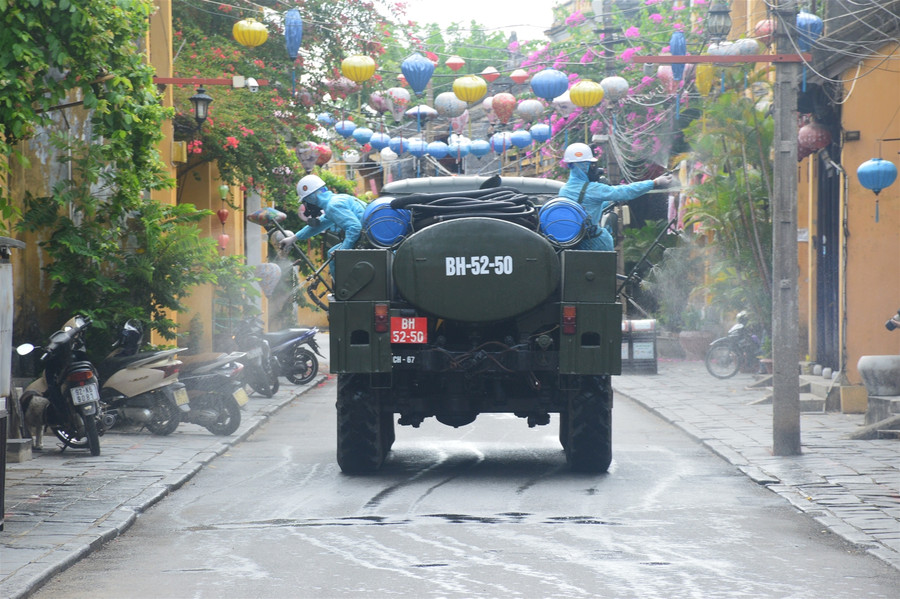 Bộ đội phun thuốc khử khuẩn phố cổ Hội An ảnh 3