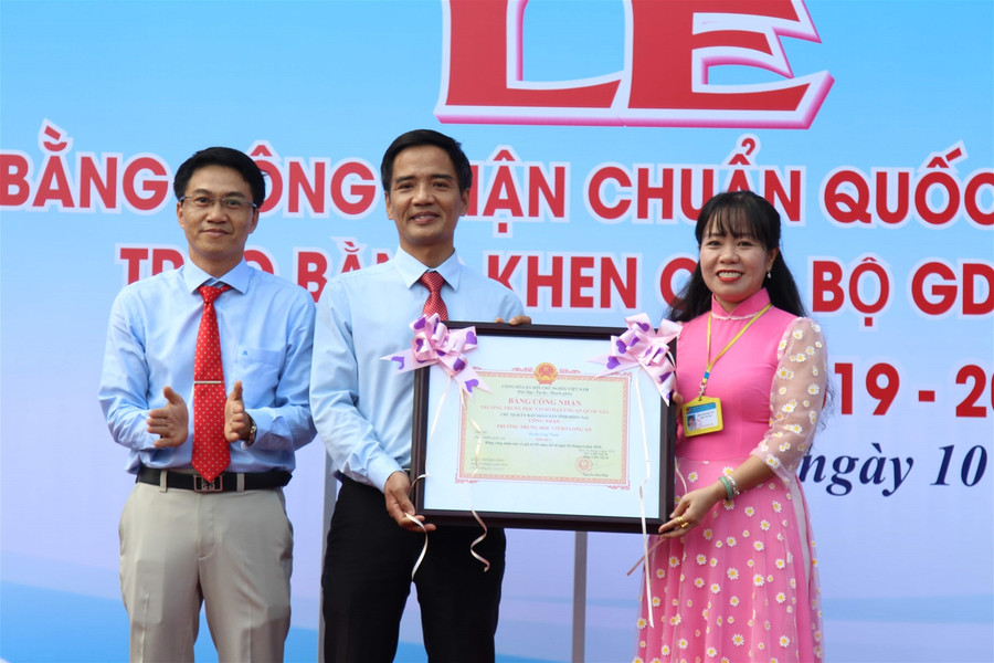 "Cậu bé nhặt rác" nhận bằng khen của Bộ GD&ĐT ảnh 2