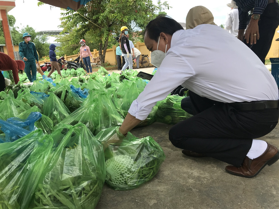 Cận cảnh "tiếp viện" người dân vùng bị phong tỏa ảnh 2