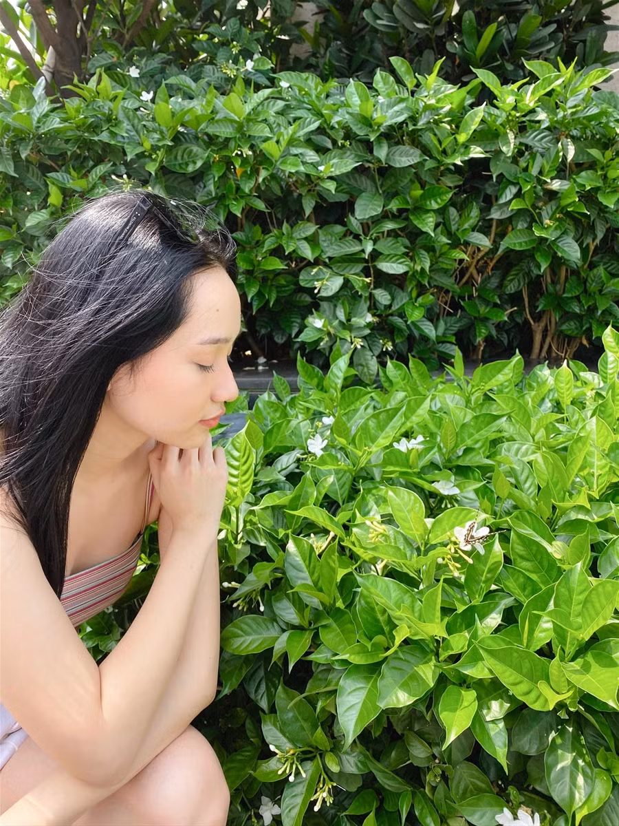 Hà Lan "mắt biếc" khoe nhan sắc đời thường khiến ai cũng phải trầm trồ ảnh 1