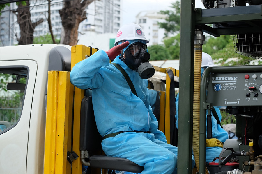 Cận cảnh chiến sĩ Binh chủng hóa học khử khuẩn khu vực Sơn Trà ảnh 4