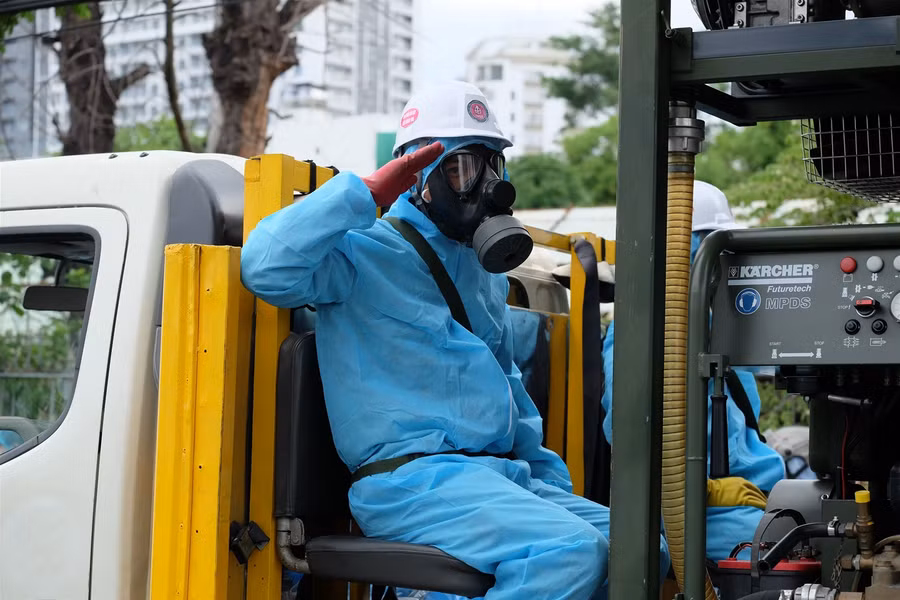 Cận cảnh chiến sĩ Binh chủng hóa học khử khuẩn khu vực Sơn Trà ảnh 4